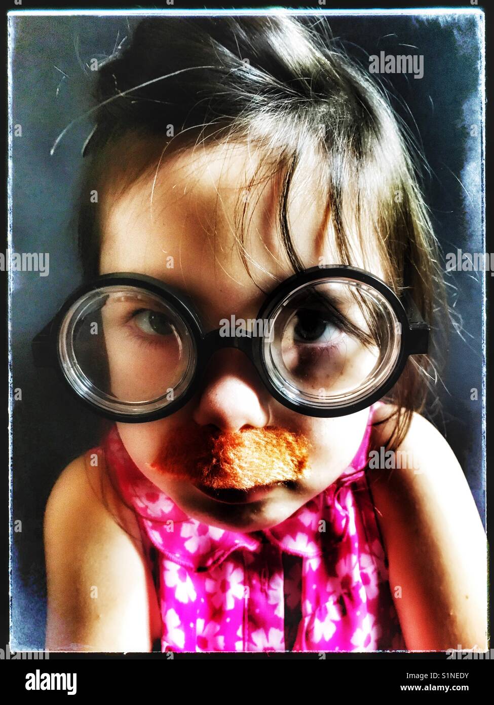Mädchen in der Verkleidung - Smartphone-aufgenommenes Stockfoto
