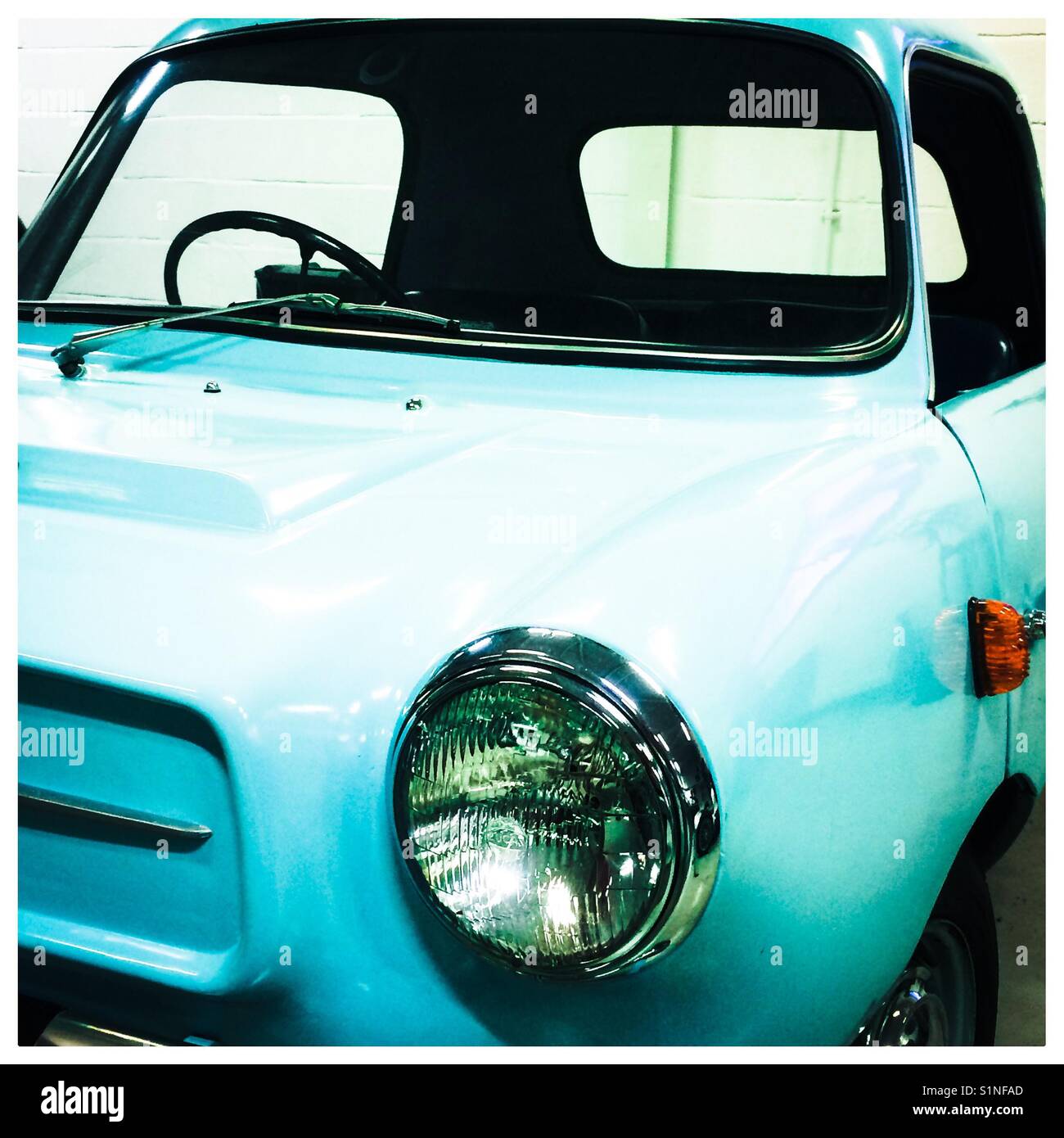 Retro Car 1959 wiesen Frisky Familie Drei - Smartphone-aufgenommenes Stockfoto