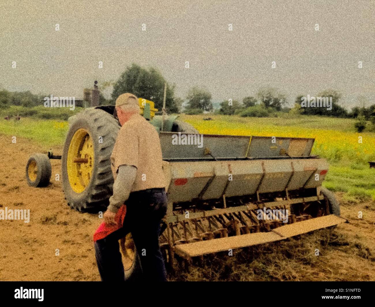 Bauer, Traktor, und bohren Sie in Nord-carolina Feld Stockfoto