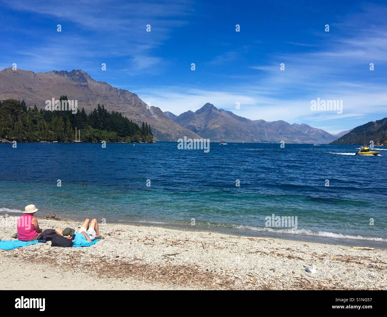 Die Leute am Strand bei Queenstown Neuseeland Südinsel - Smartphone-aufgenommenes Stockfoto