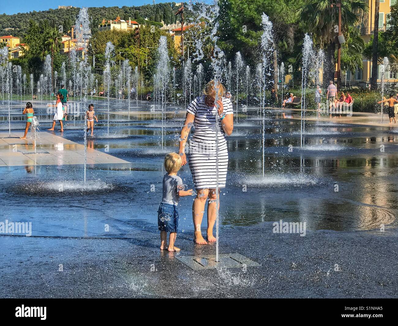 Familien spielen in einem Wasserpark. Stockfoto