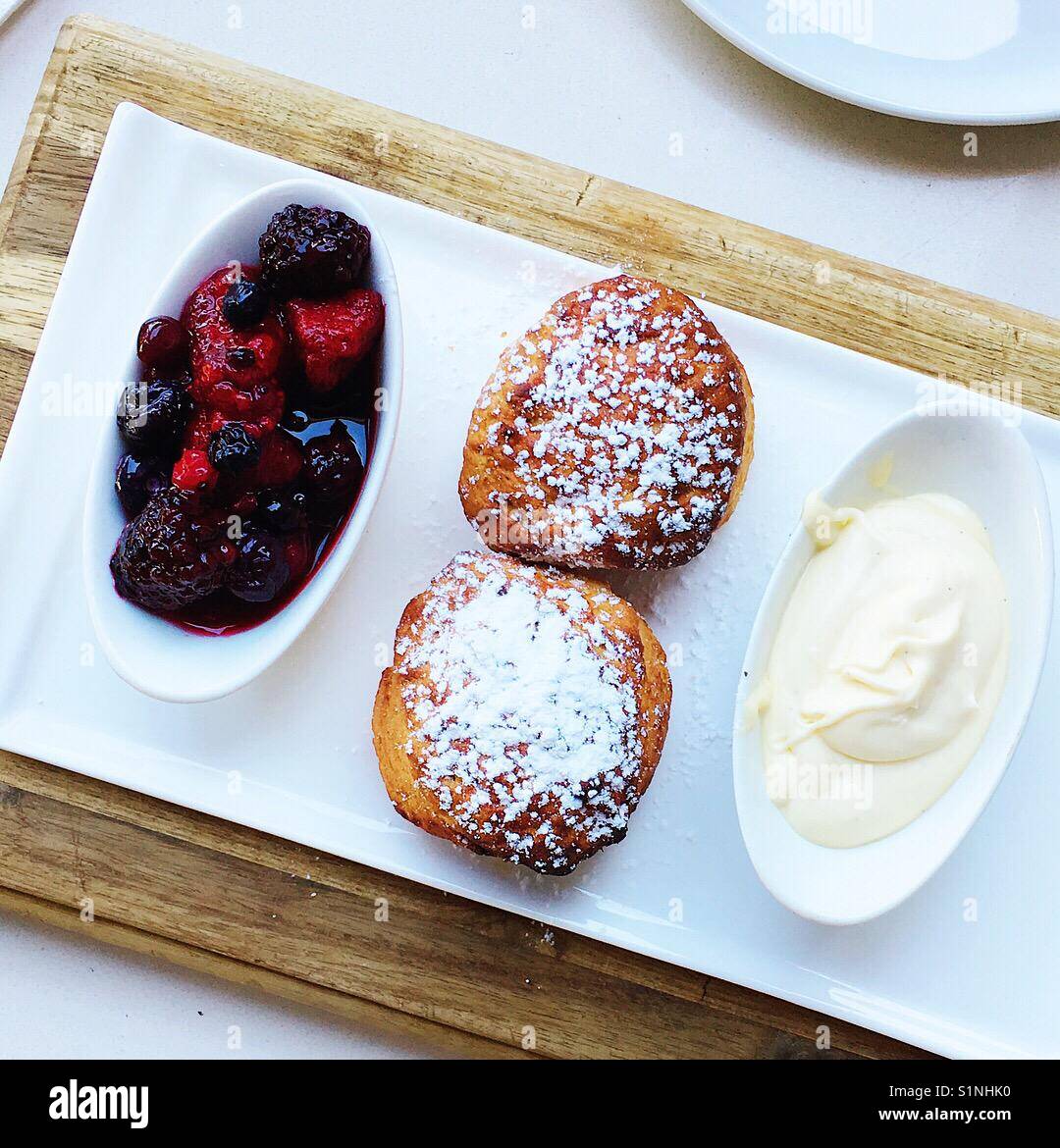 Scones und Nachmittagstee Stockfotos und -bilder Kaufen - Alamy