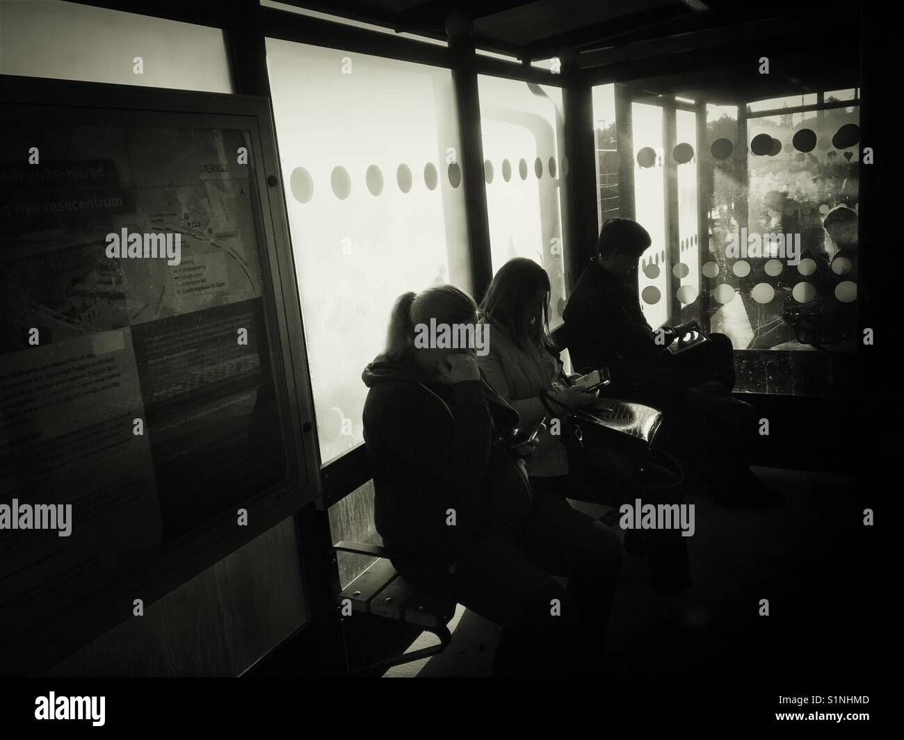 Passagiere warten auf schwedischer Zug Service om Plattform Stockfoto