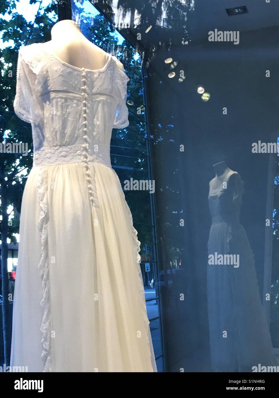 Romantisches Kleid im Schaufenster. Stockfoto