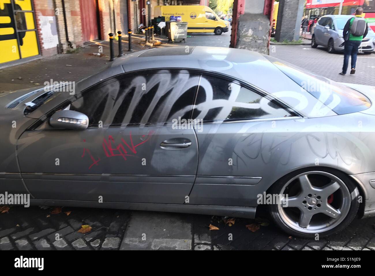 Auto und Graffiti in London Stockfoto