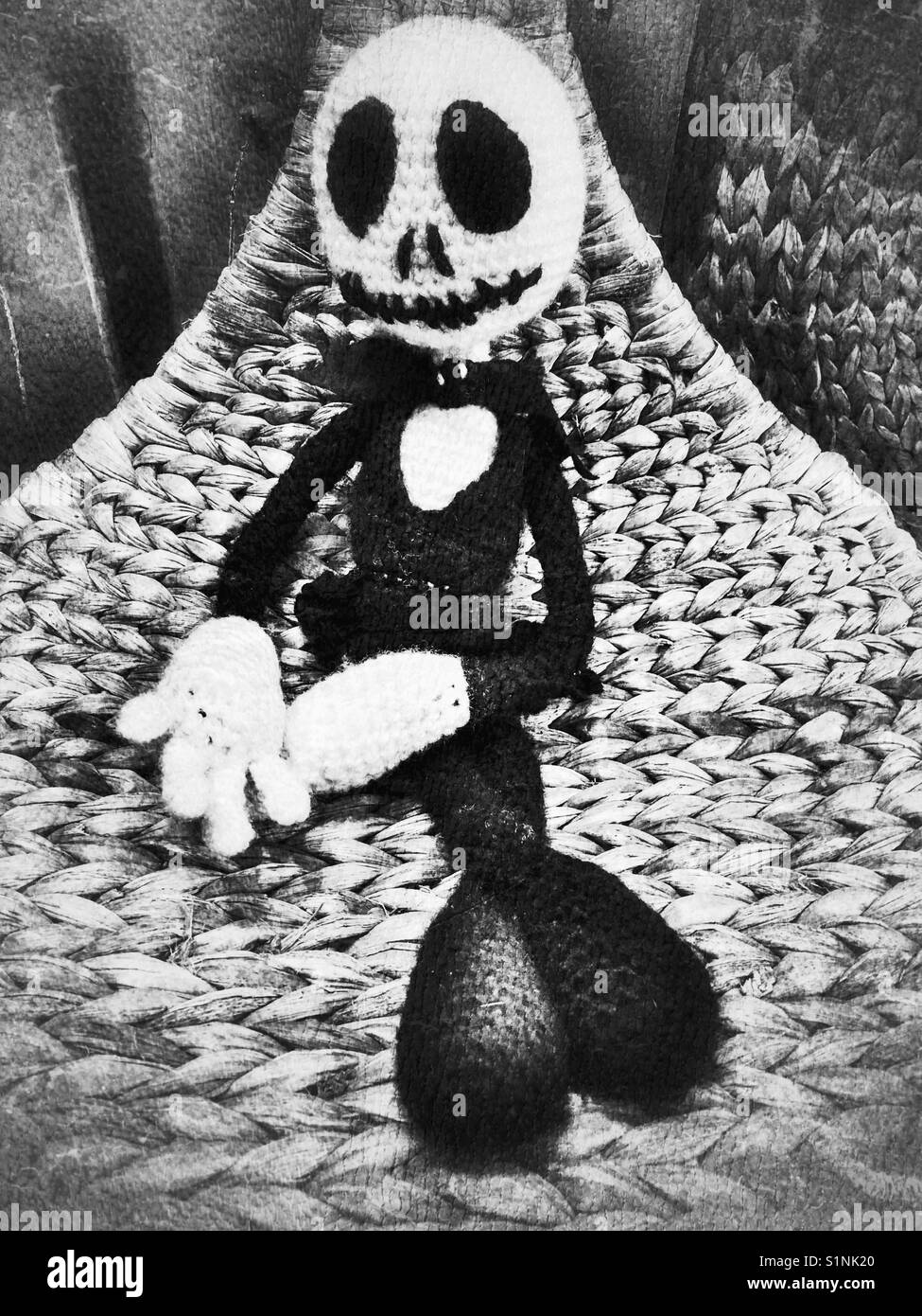 Halloween! Handgefertigt aus Gewirken Skelett sitzt auf einer Hängematte - Smartphone-aufgenommenes Stockfoto