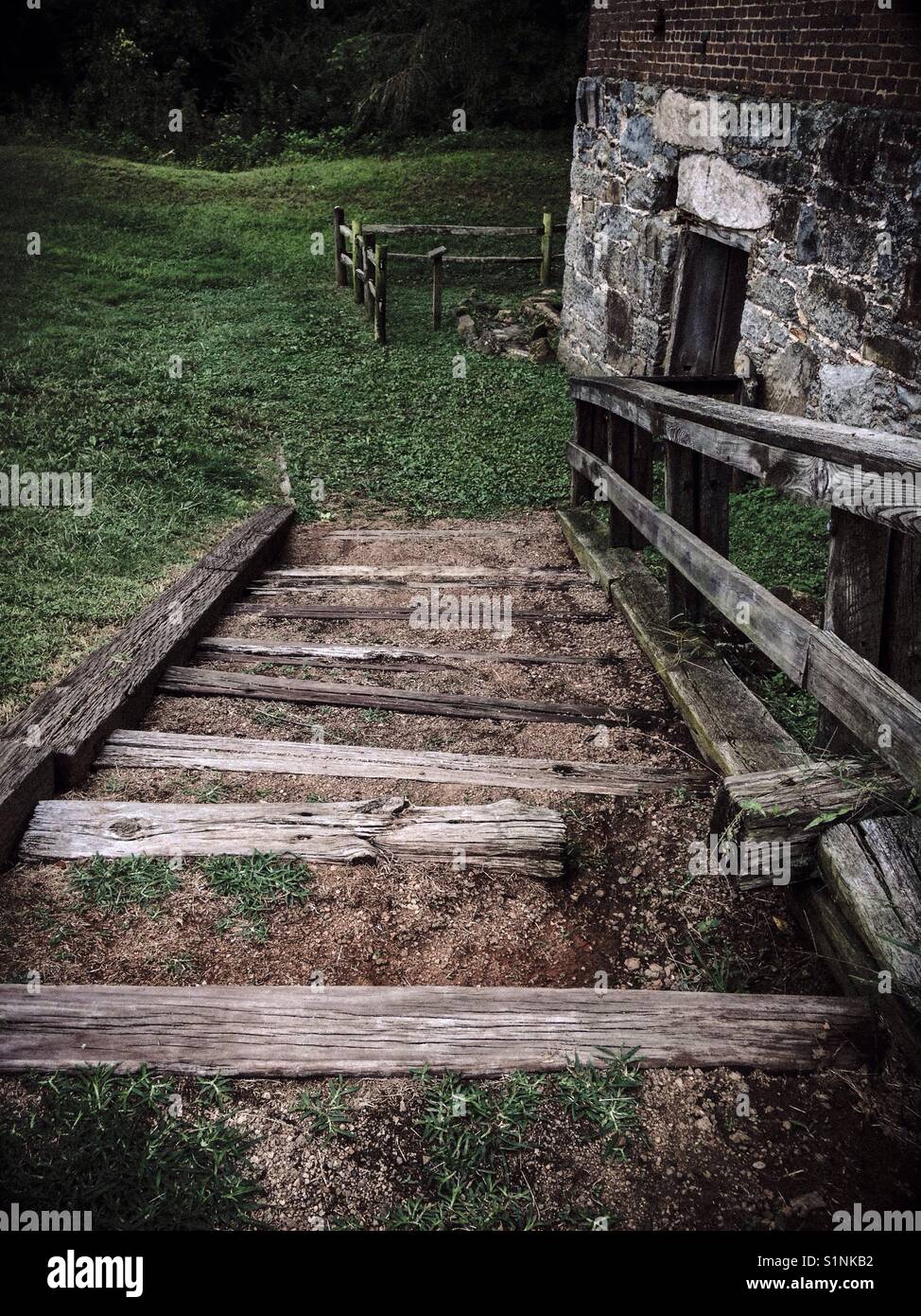 Körnig Foto von hölzernen Stufen von Old Stone Mill - Smartphone-aufgenommenes Stockfoto