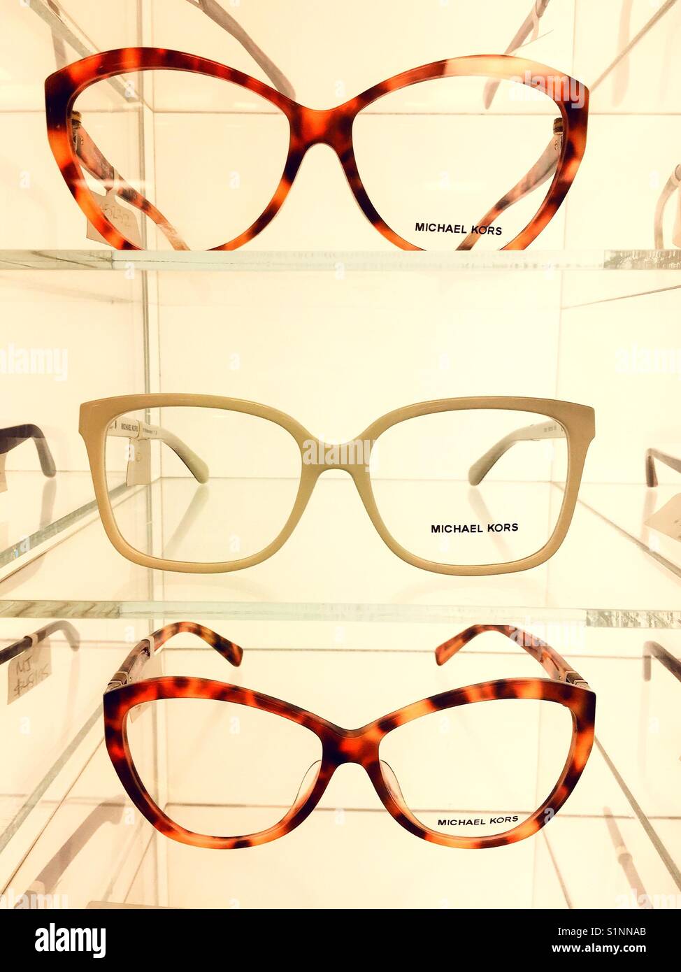 Designer eyeglass Frames für den Verkauf in der optischen Abteilung, USA - Smartphone-aufgenommenes Stockfoto