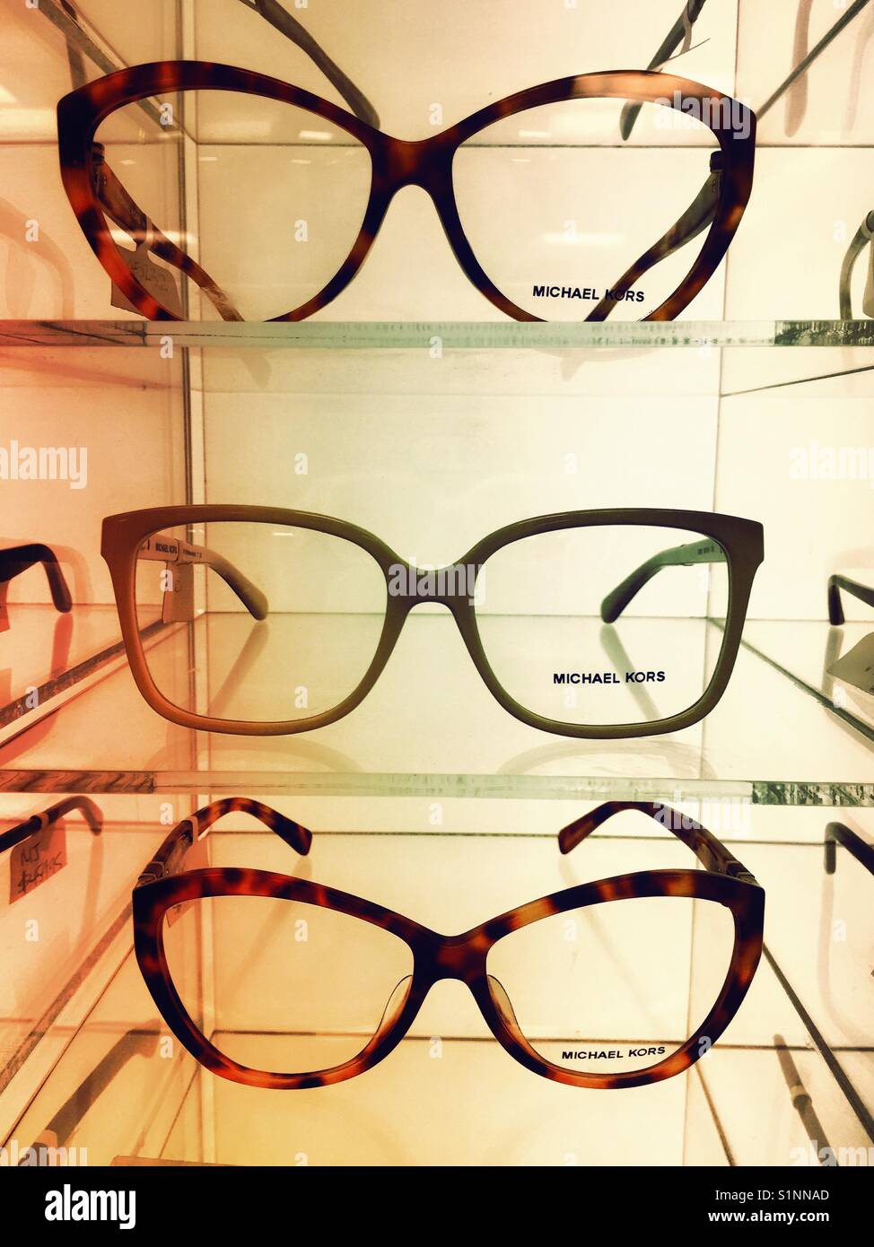 Designer eyeglass Frames für den Verkauf in der optischen Abteilung, USA - Smartphone-aufgenommenes Stockfoto