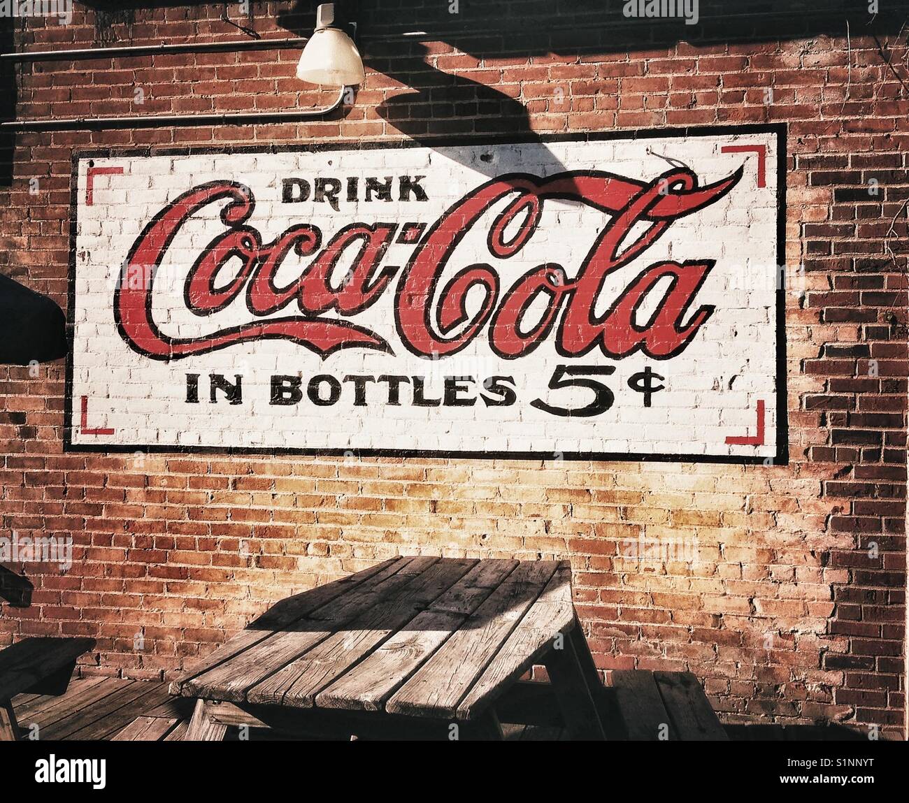 Antike Coca-Cola-Schild - Smartphone-aufgenommenes Stockfoto