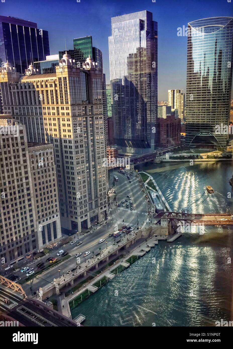 Chicago River mit frühen Herbst Lichtreflexionen Stockfoto