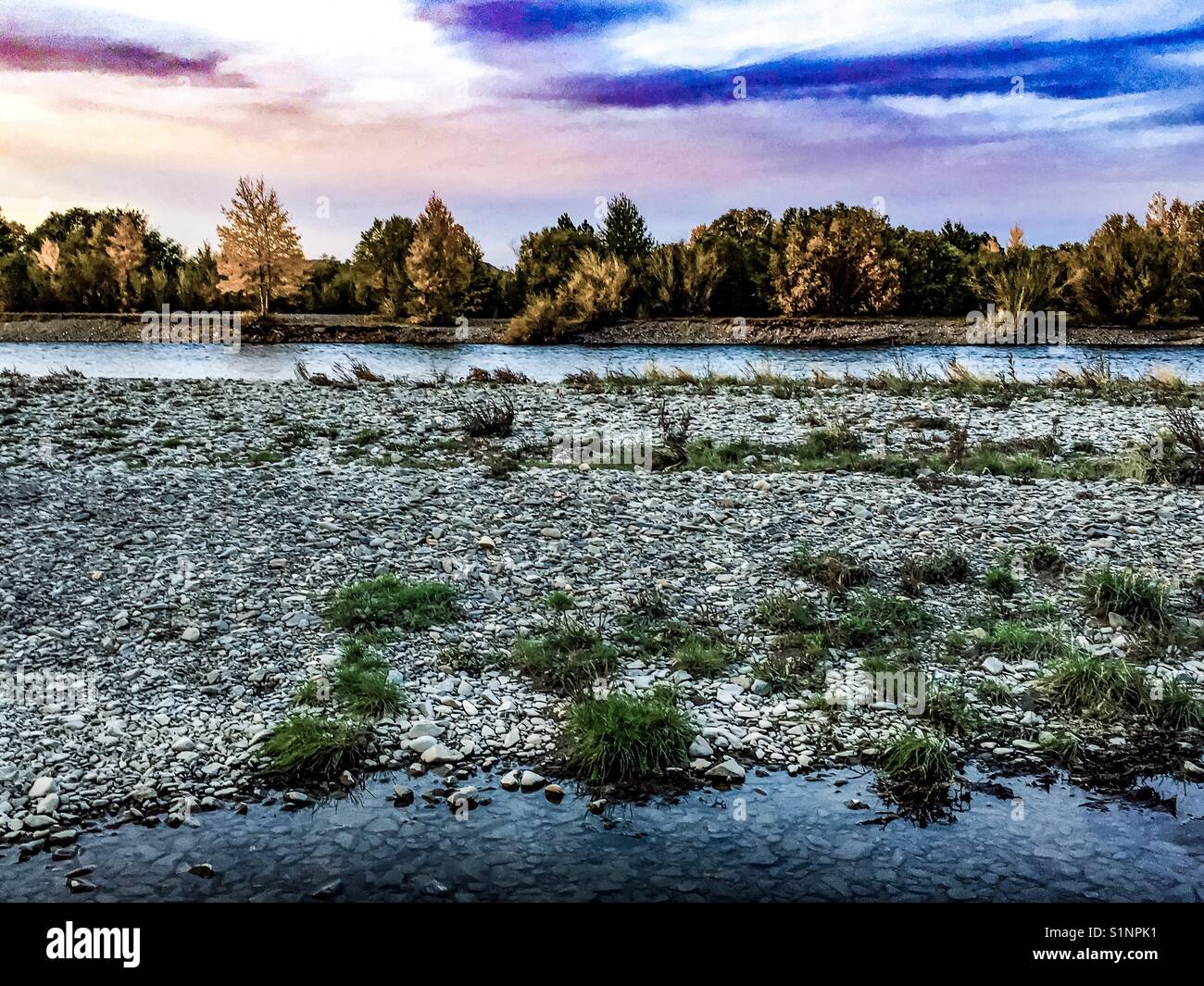 Bäume im Herbst in Fluss Ufer Stockfoto