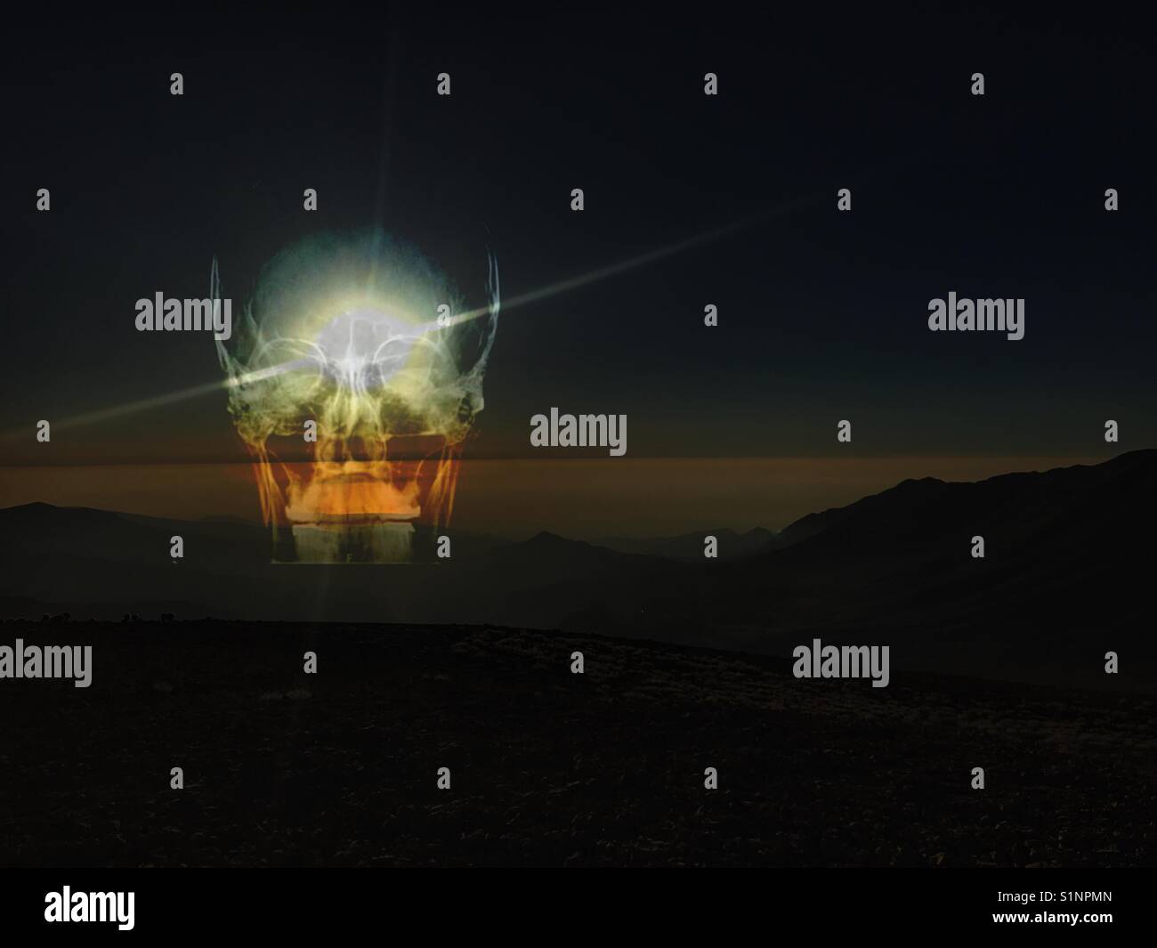 Double Exposure: Illusion Schädel mit Sonnenuntergang hinter es - Smartphone-aufgenommenes Stockfoto