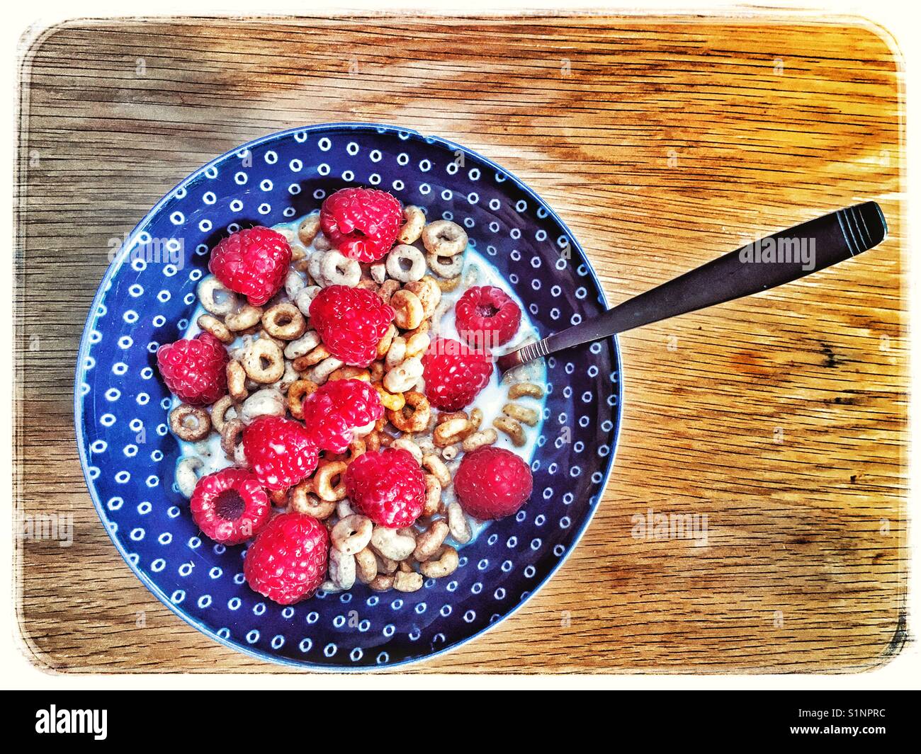 Nestle Cheerios mit frischen Himbeeren - Smartphone-aufgenommenes Stockfoto