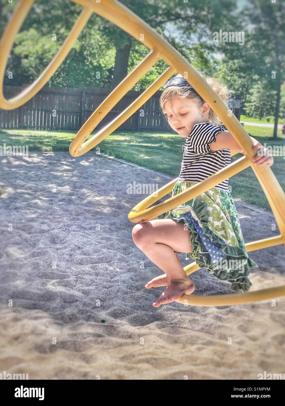 Kleine Mädchen spielen im Park Stockfoto
