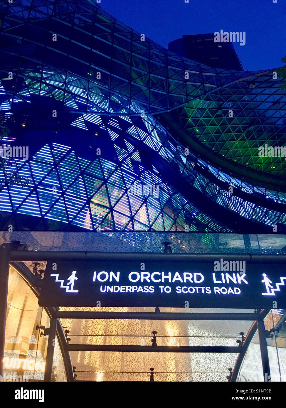 Orchard Road, Singapurs Premier Shopping District in der Dämmerung Stockfoto