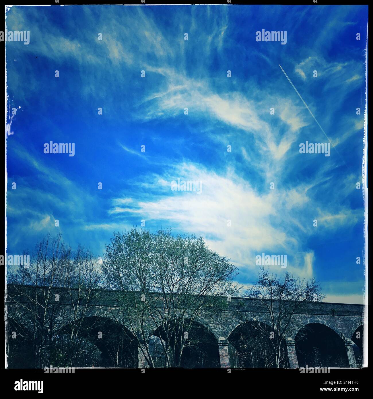Blauer Himmel und weiße Wolken über einem Eisenbahnviadukt, Stroud, Gloucestershire, VEREINIGTES KÖNIGREICH - Smartphone-aufgenommenes Stockfoto