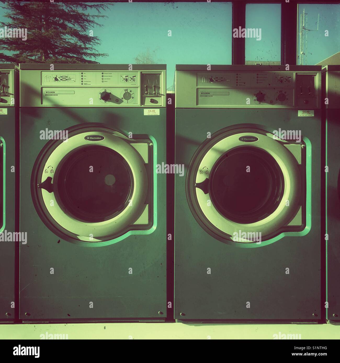 Münzbetriebene Waschmaschinen im Waschsalon, Großbritannien Stockfoto
