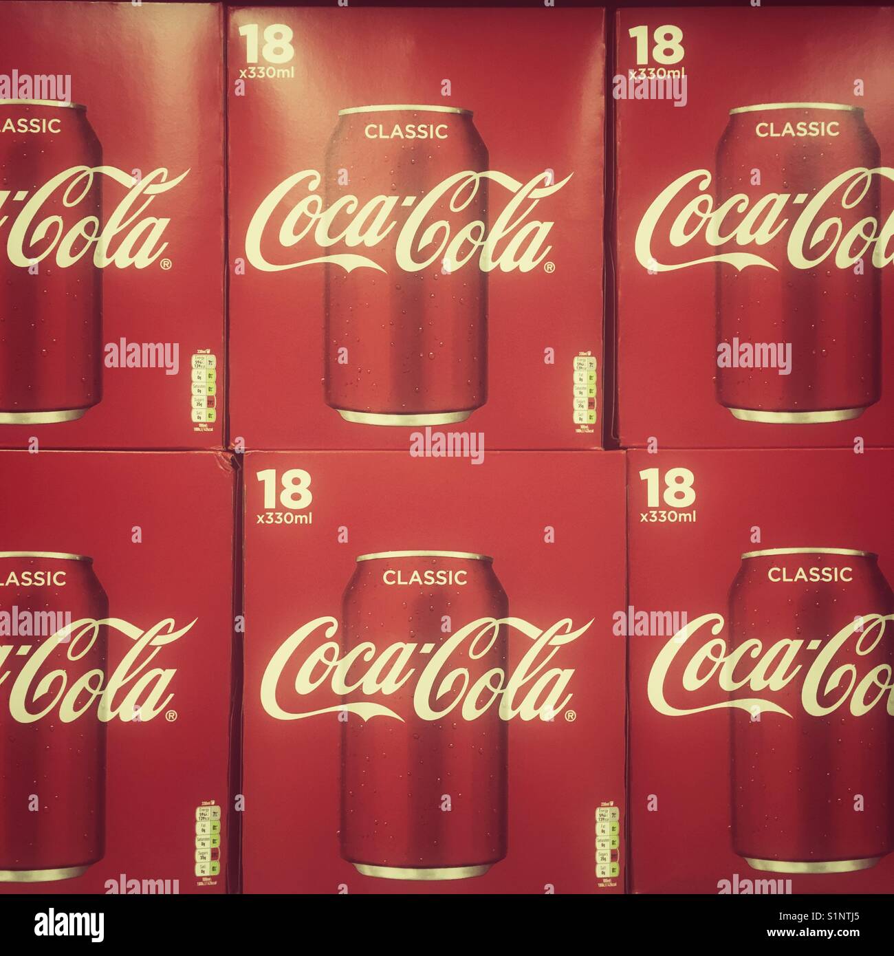 Anzeige von 18 Dosen Coca Cola Kästen auf Regal, Großbritannien - Smartphone-aufgenommenes Stockfoto