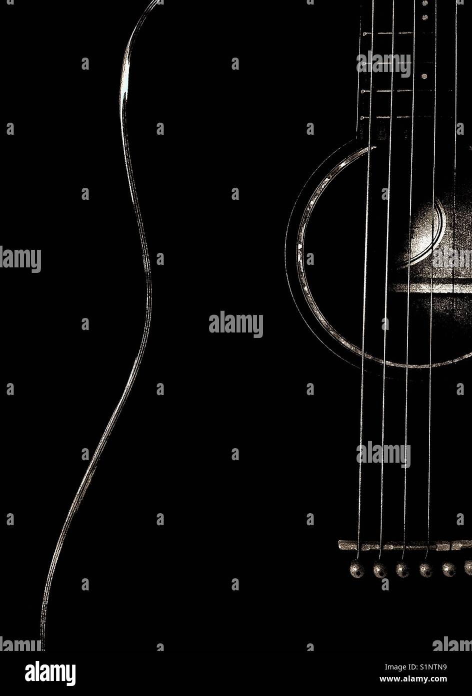 Eine akustische Gitarre in Schwarz und Weiß. - Smartphone-aufgenommenes Stockfoto