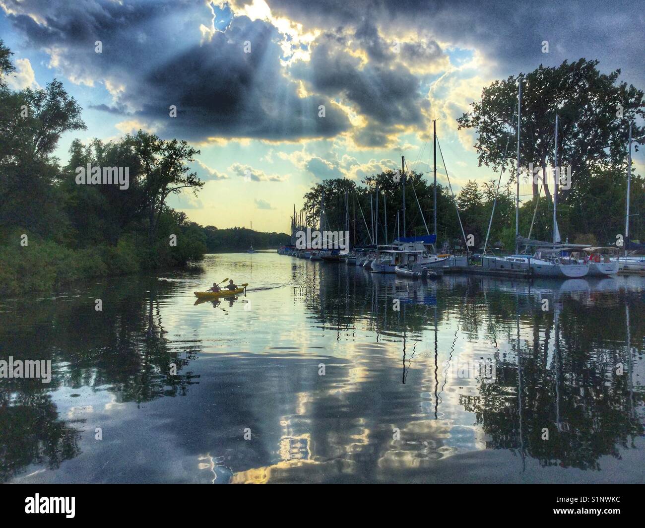 Zwei Leute Kanufahren auf ruhigem Wasser in die Kanäle der Toronto Islands. Stockfoto