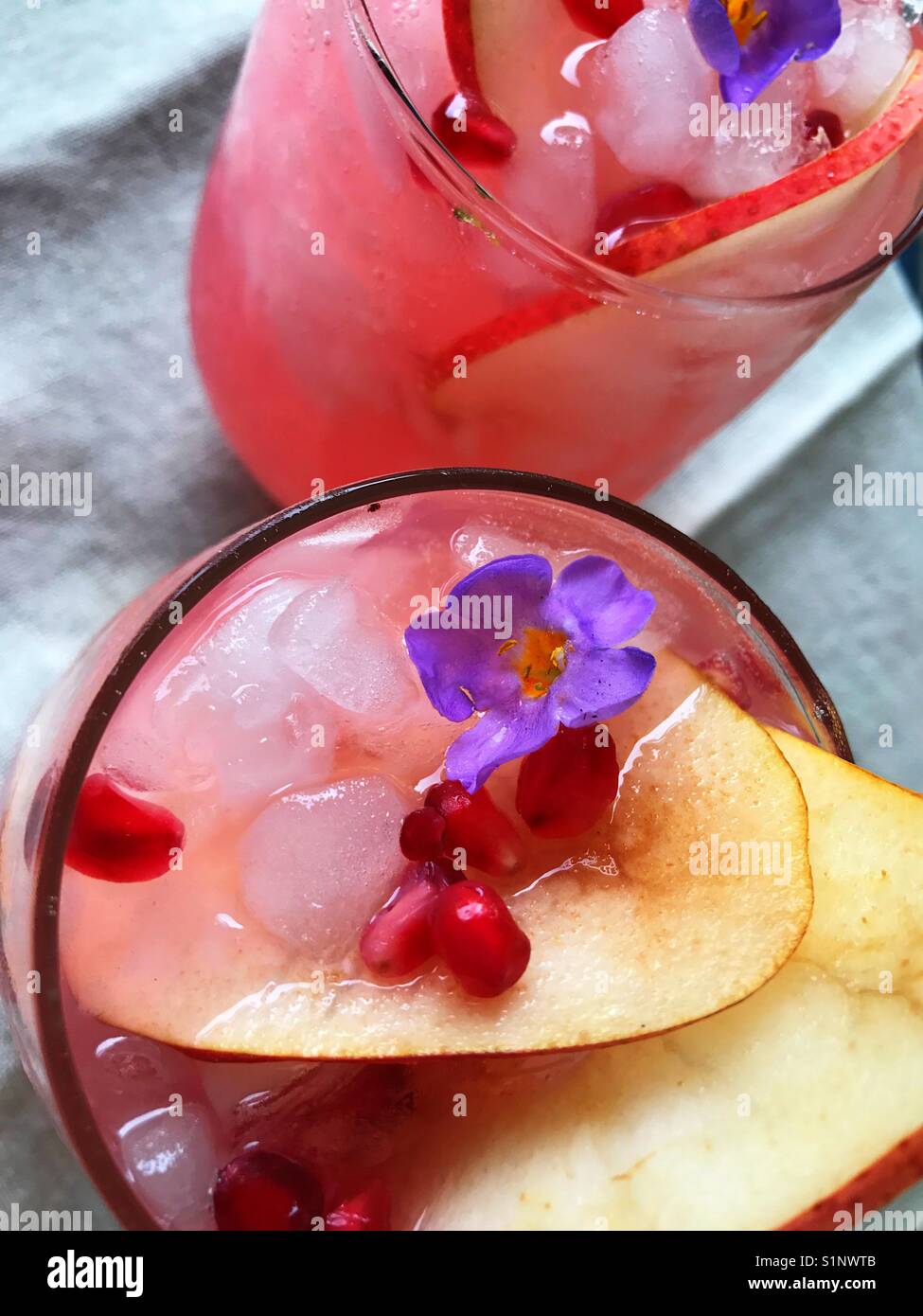 Getränke mit Granatapfel Samen und Birnen - Smartphone-aufgenommenes Stockfoto
