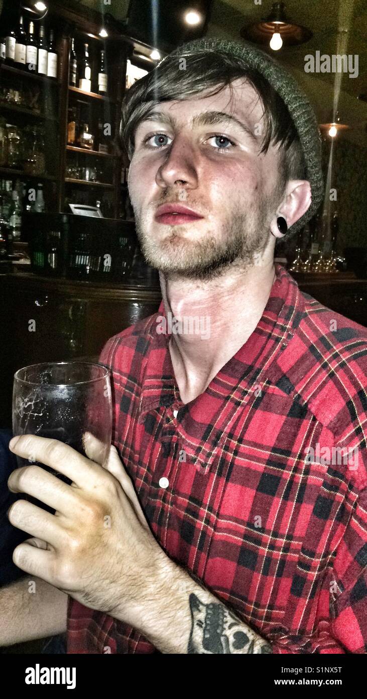 Junger Mann im pub Stockfoto
