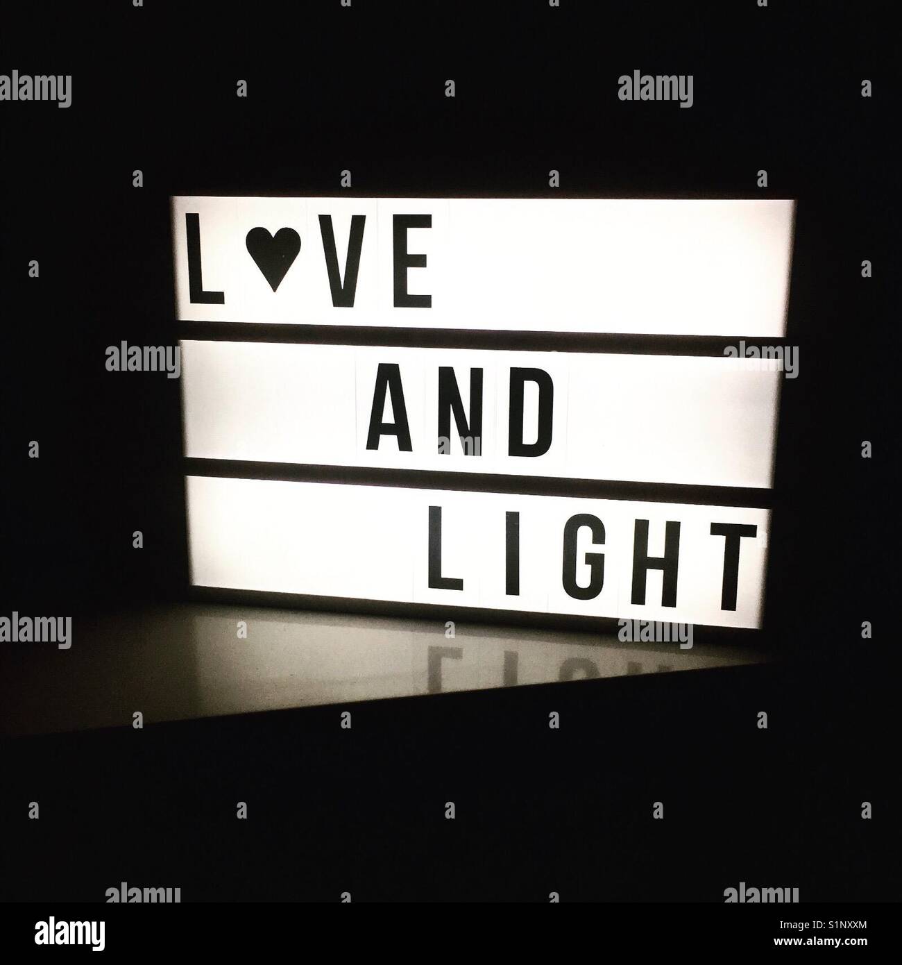 Liebe und Licht beleuchteten Zeichen Stockfoto