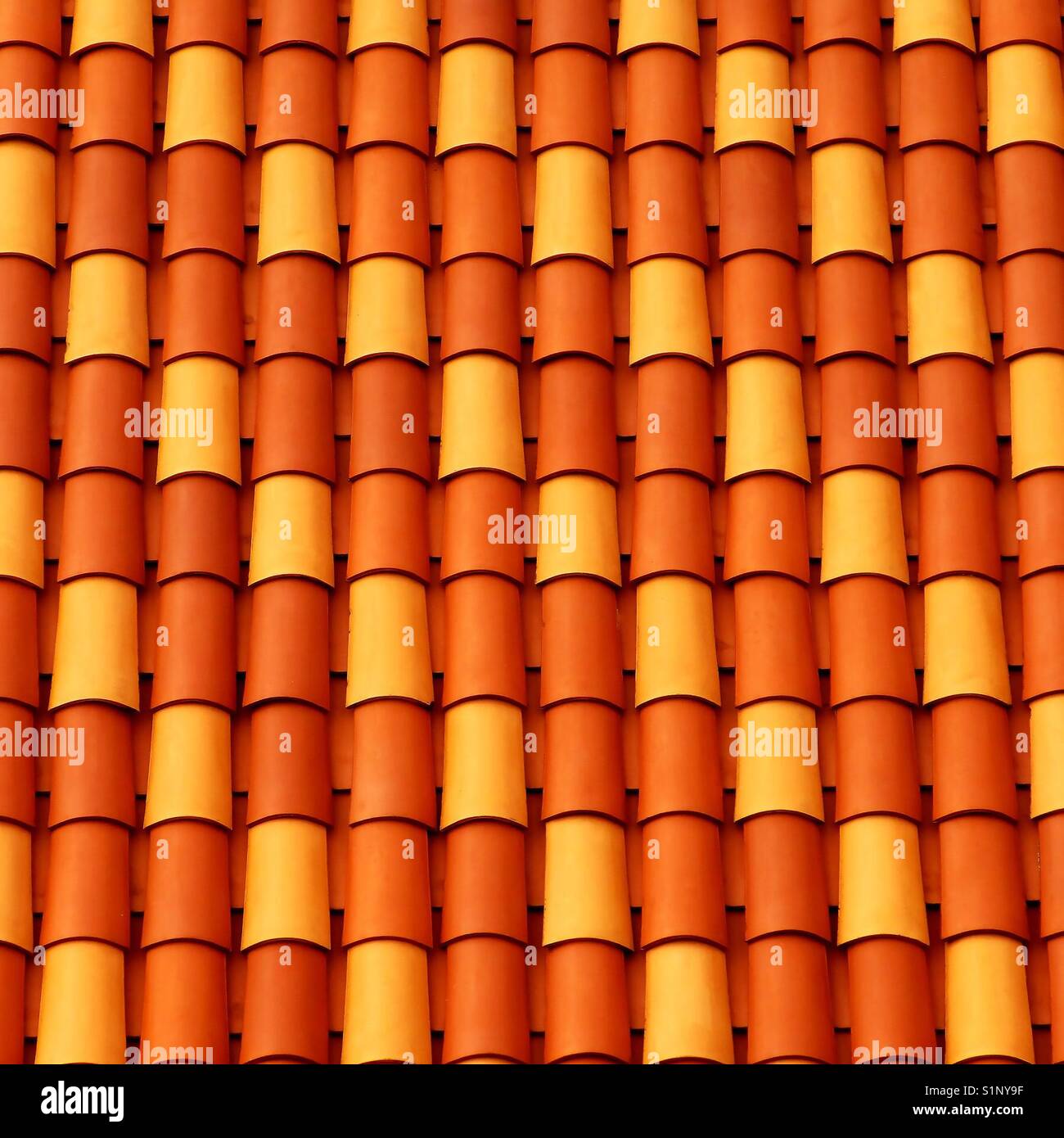 Muster durch farbige Dachziegel geformt Stockfoto
