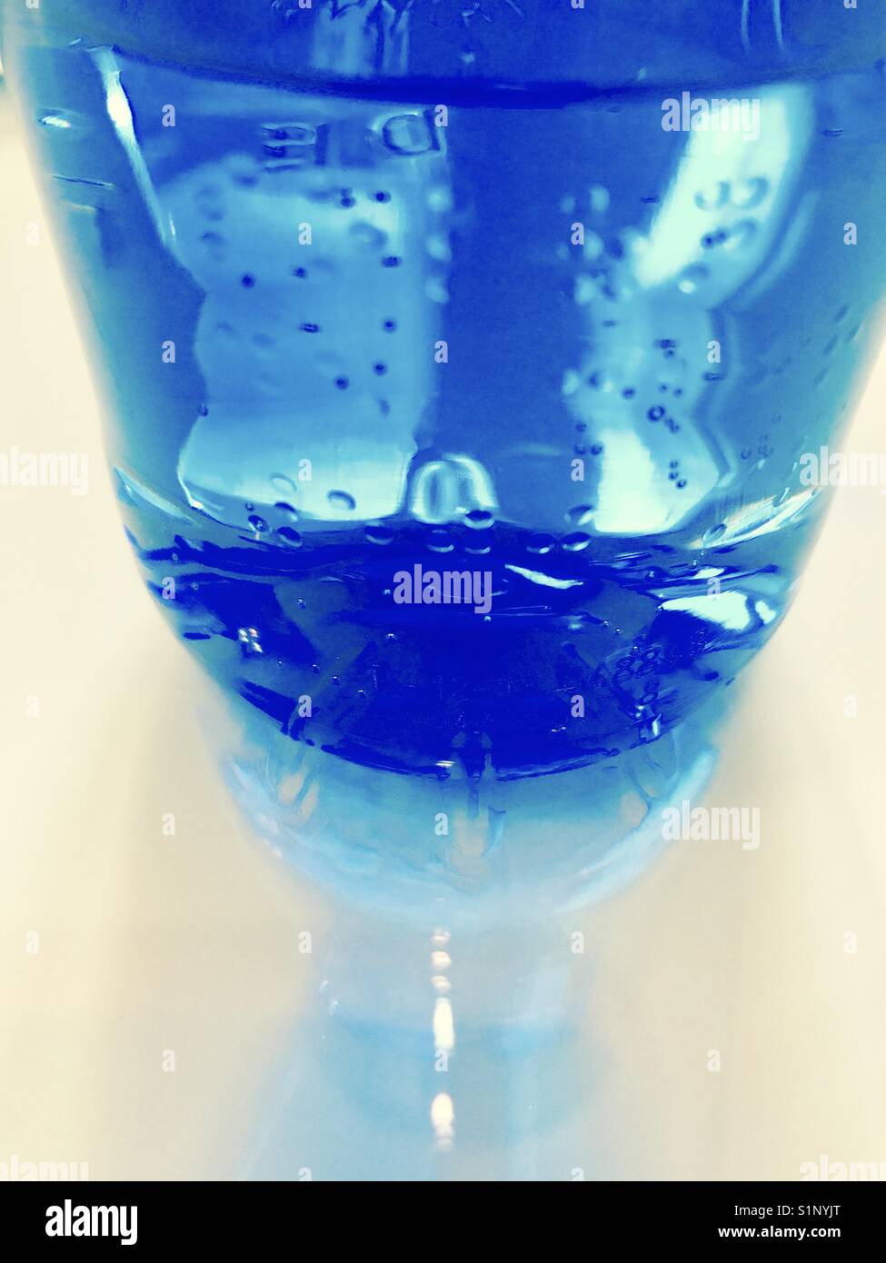 Blaue Flasche Wasser. Ansicht schließen. - Smartphone-aufgenommenes Stockfoto