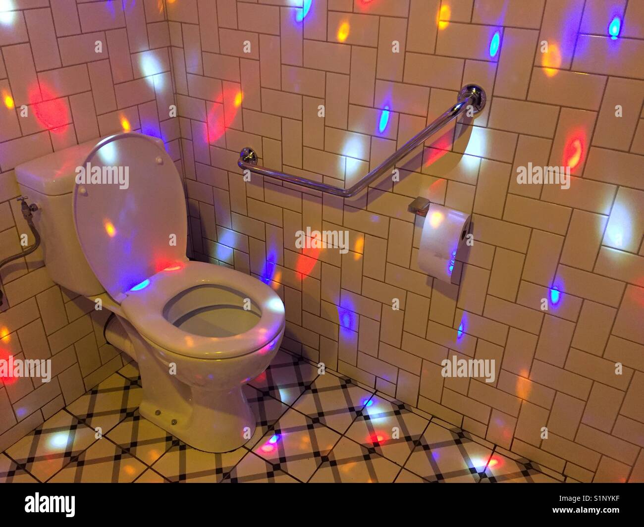 Disco Toilette Badezimmer mit toilette Sitz in farbiges Licht spiele am Quai De La Joliette in Marseille Frankreich Stockfoto
