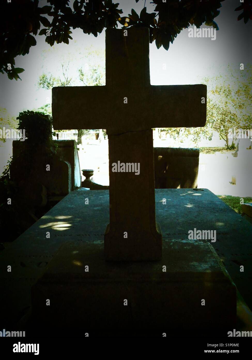 Kreuz auf dem Friedhof Stockfoto