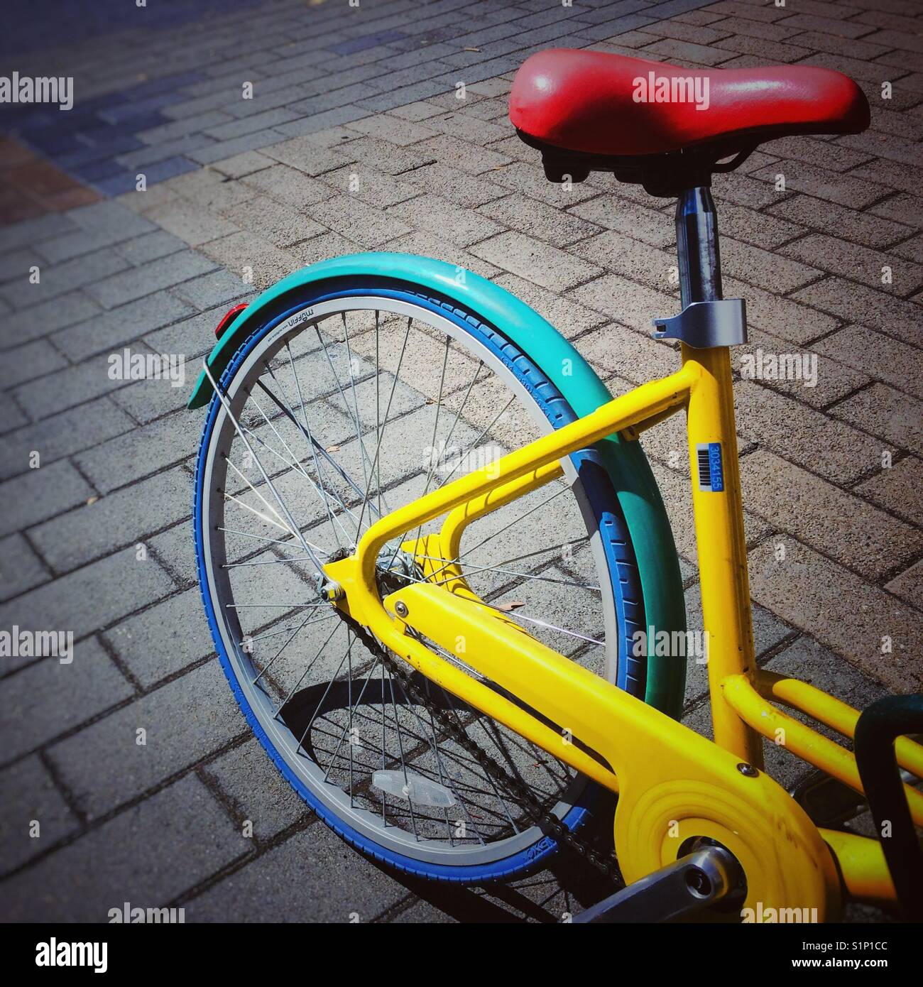 Bunte google Fahrrad vor ein Gebäude am Googleplex Sitz der Suchmaschine Unternehmen Google im Silicon Valkey Stadt Mountain View, Kalifornien, USA geparkt. - Smartphone-aufgenommenes Stockfoto