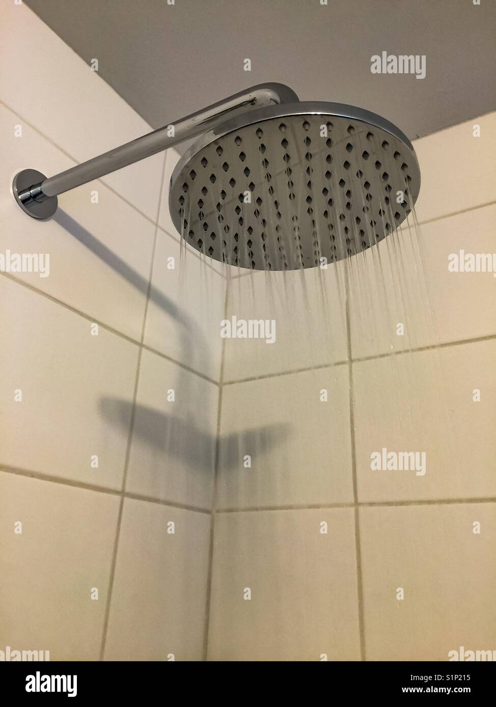 Der große Duschkopf mit kaskadiertem Wasser - Smartphone-aufgenommenes Stockfoto