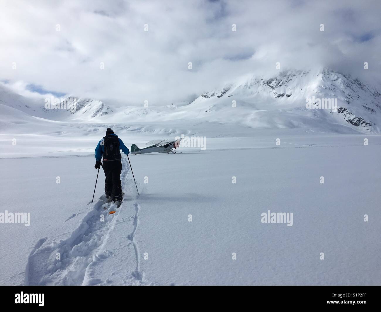 Skifahren auf der Oberseite von Spencer Gletscher nach fliegen herum. Stockfoto