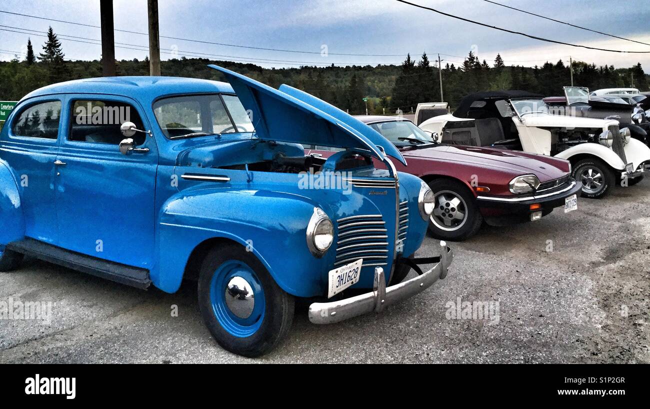 Eine Sammlung von alten nostalgischen Autos. - Smartphone-aufgenommenes Stockfoto