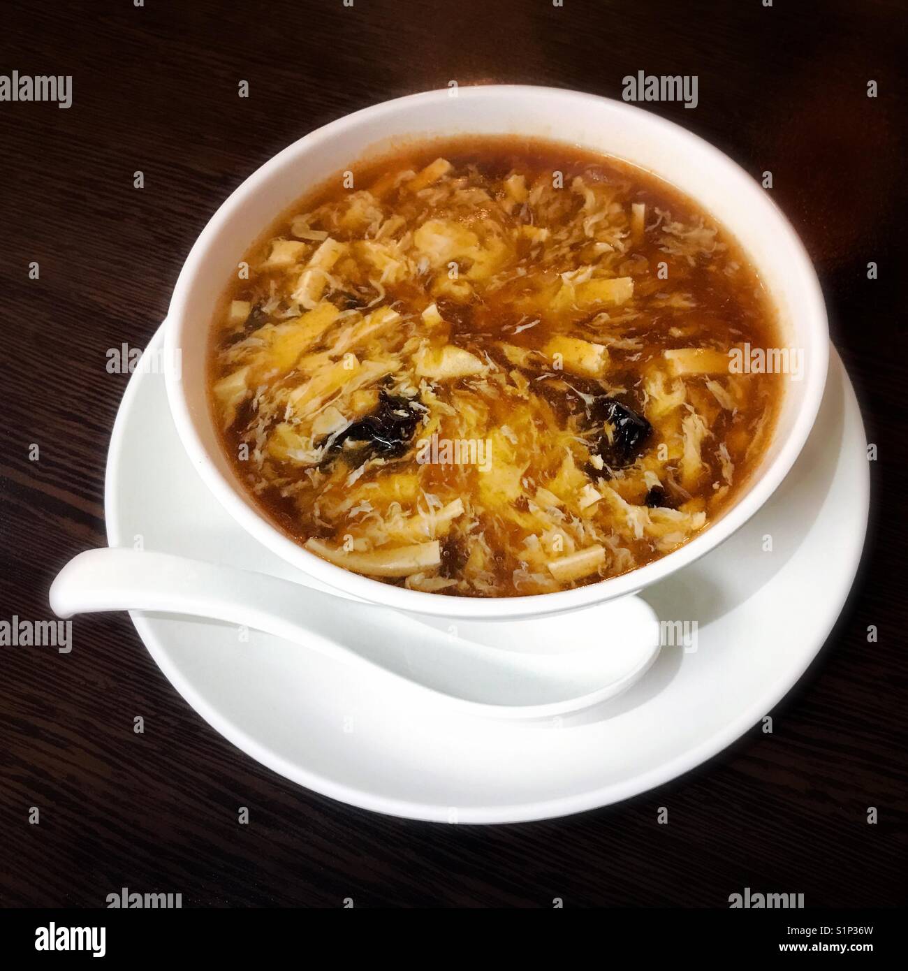 Schüssel spicy Szechuan scharf-saure Suppe - Smartphone-aufgenommenes Stockfoto