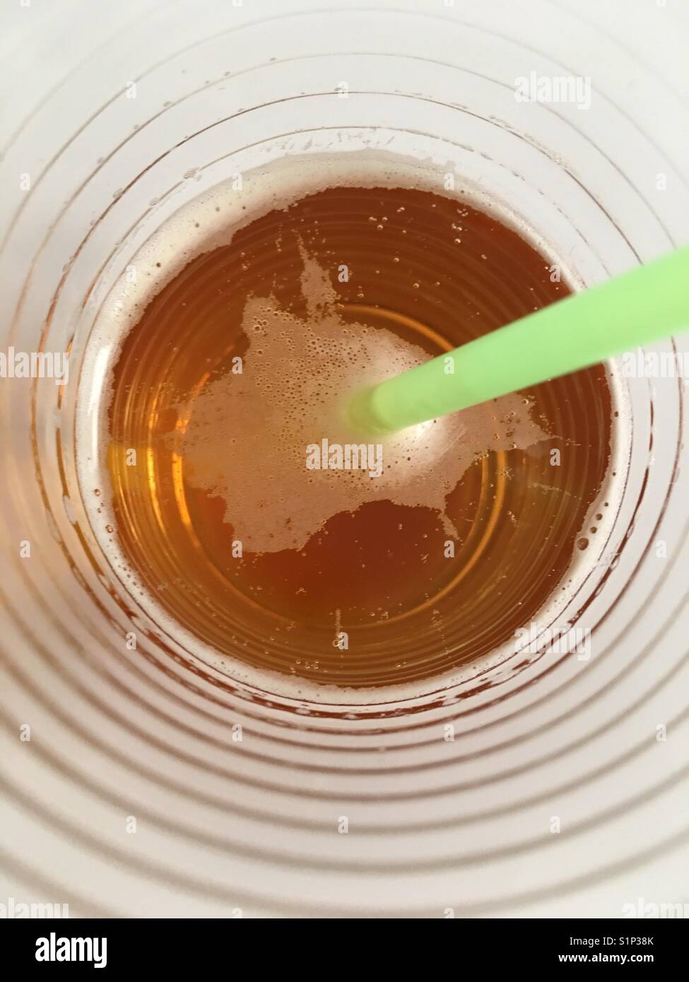 Getränk mit grünem Stroh Stockfoto