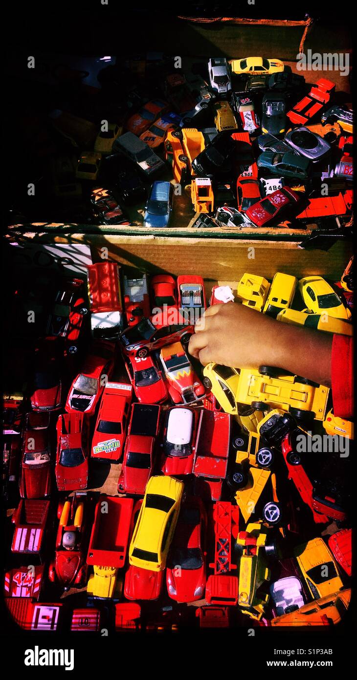 Matchbox Autos auf einem Flohmarkt Abschaltdruck Stockfoto