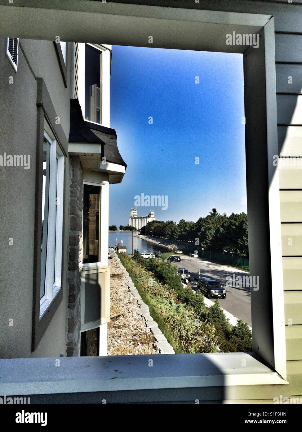 Bild Fenster mit Blick auf den Hafen von Collingwood Georgian Bay, Ontario. Stockfoto