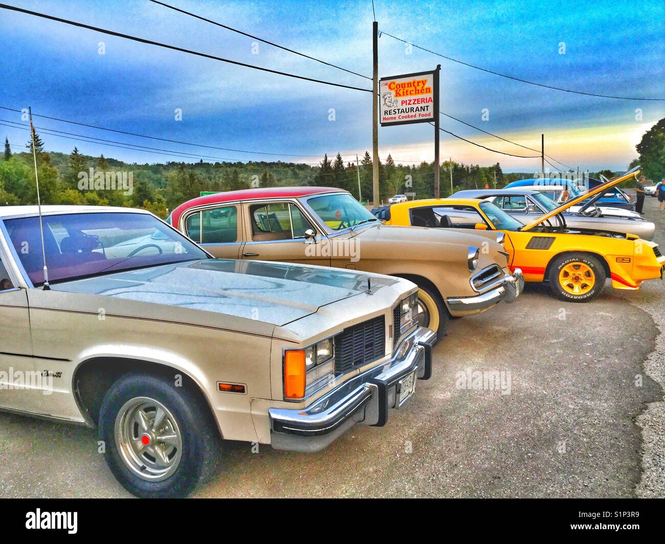 Ein Line up der klassischen Oldtimer. - Smartphone-aufgenommenes Stockfoto