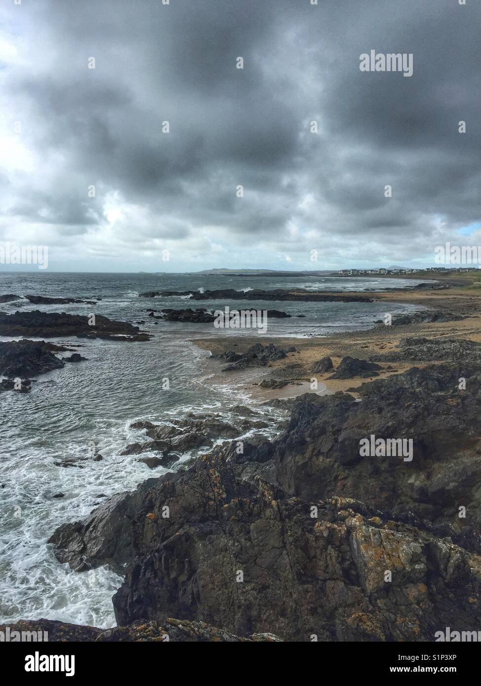 Blick von Lion Rock, Rhosneigr, Anglesey, über die Strände zurück zu Rhosneigr Dorf Stockfoto