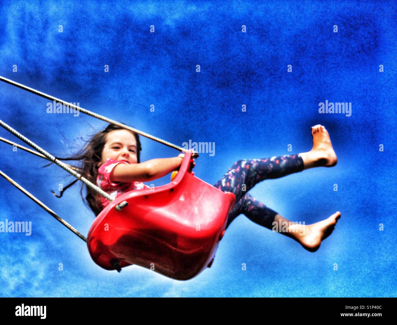 Mädchen auf einer Schaukel Stockfotografie - Alamy