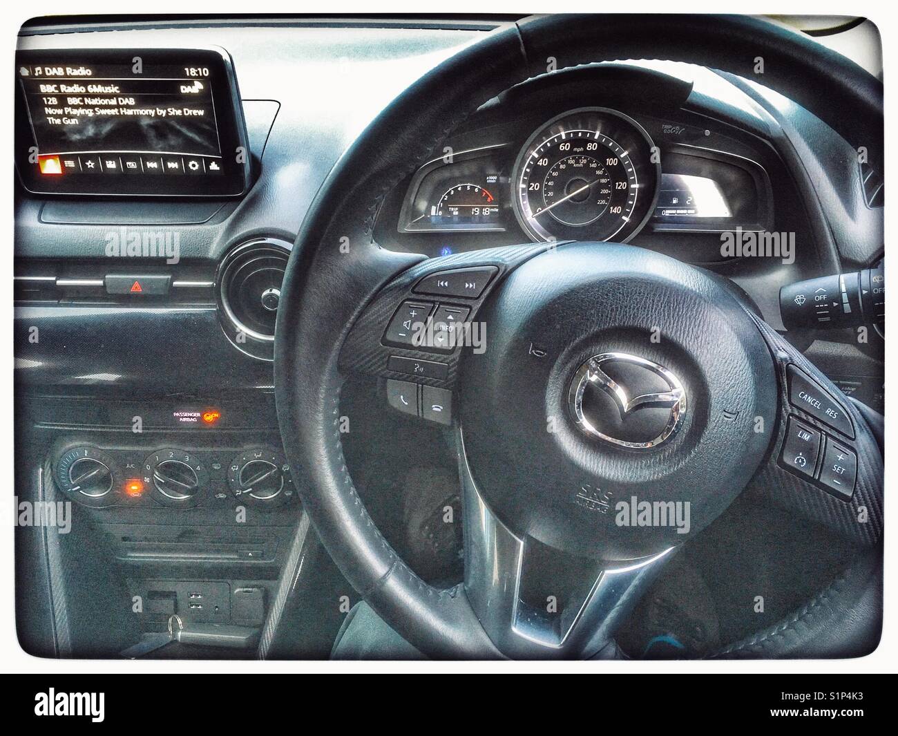 Mazda 2 Interieur Stockfotos Und Bilder Kaufen Alamy