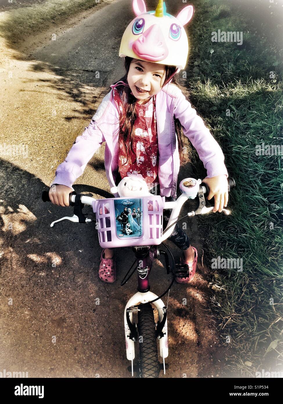 Mädchen auf dem Fahrrad - Smartphone-aufgenommenes Stockfoto