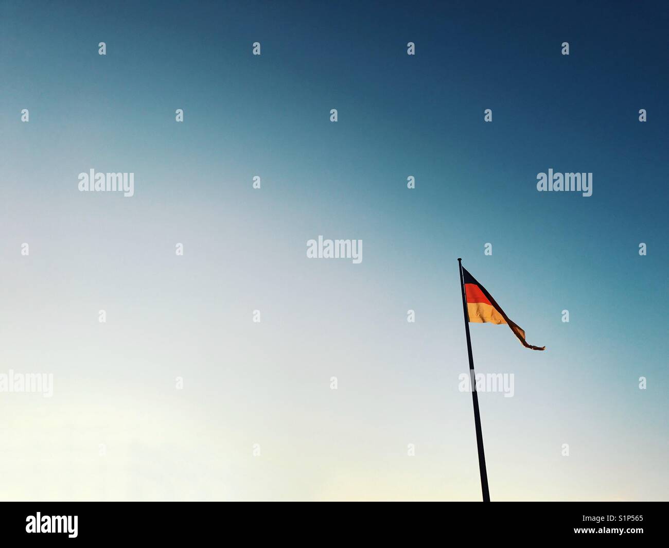 Deutschland Fahne und blauer Himmel Stockfoto