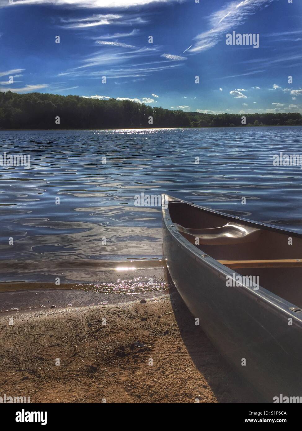 Ruderboot am Seeufer - Smartphone-aufgenommenes Stockfoto