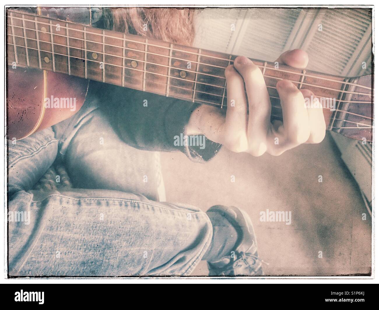 Gitarre spielen, sehr hoher Einsatz von Filtern. Stockfoto