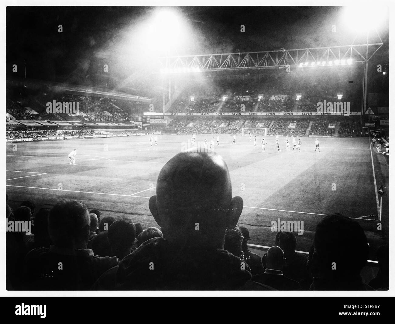 Glatzköpfige Mann beobachten ein Fußball-Spiel. Stockfoto