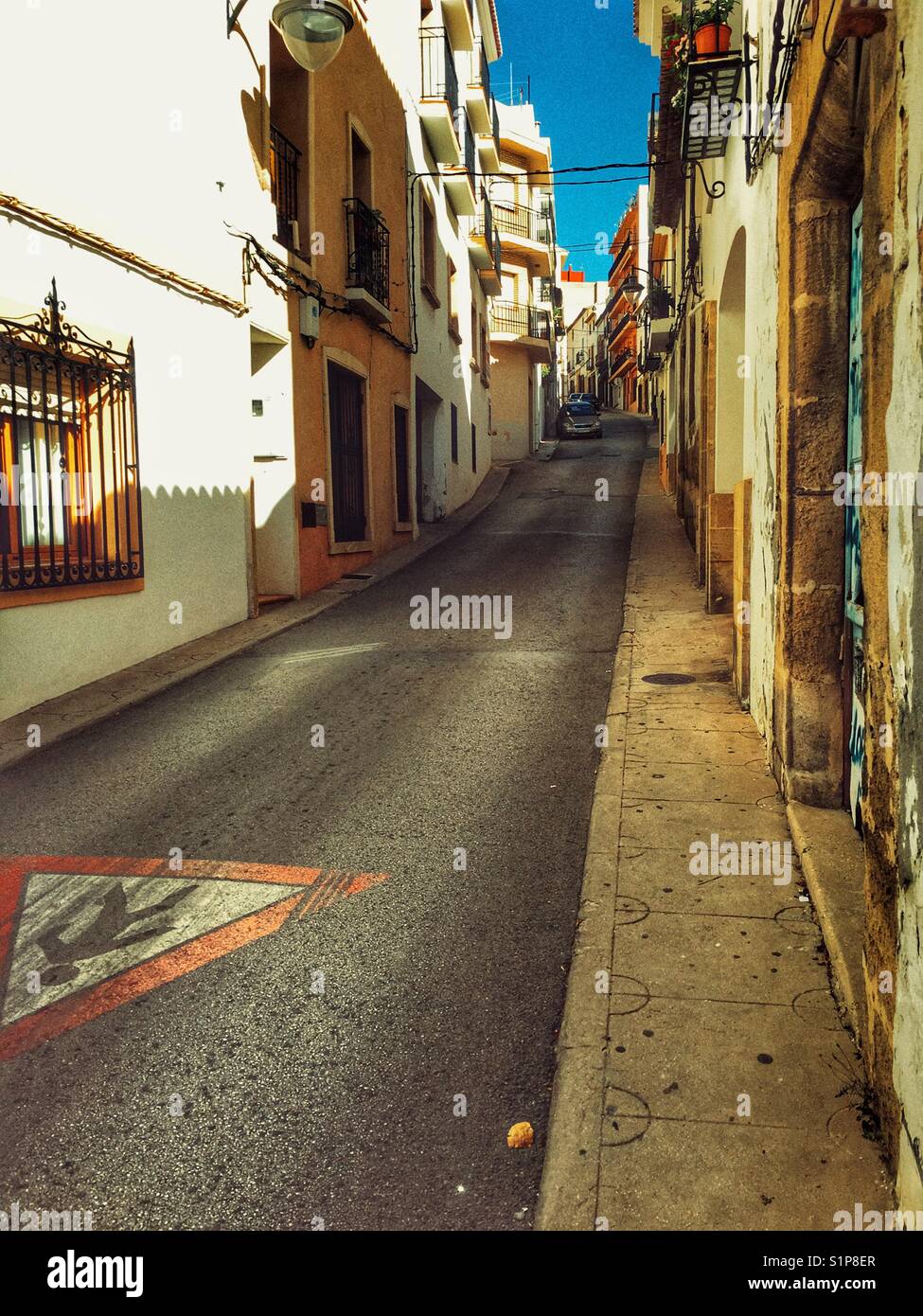 Schmale Straße mit gemalten Schild an der Straße Warnung von Fußgängern in der Altstadt, Javea, Alicante, Spanien Stockfoto